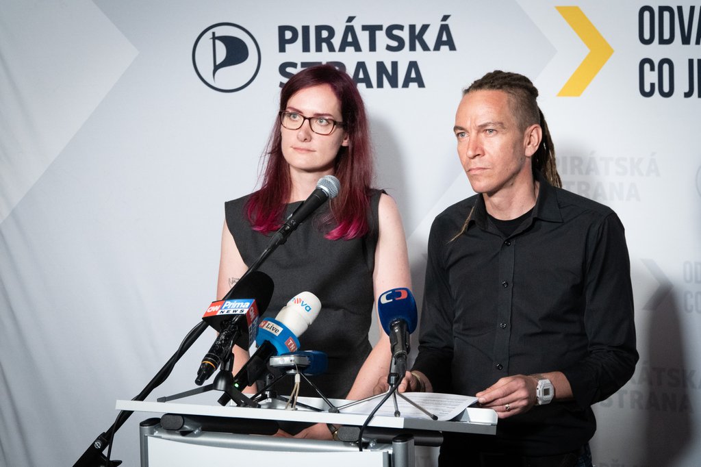 Piráti: Povinné ověřování věku i „dobrovolné“ skenování zpráv znamená konec anonymity na internetu