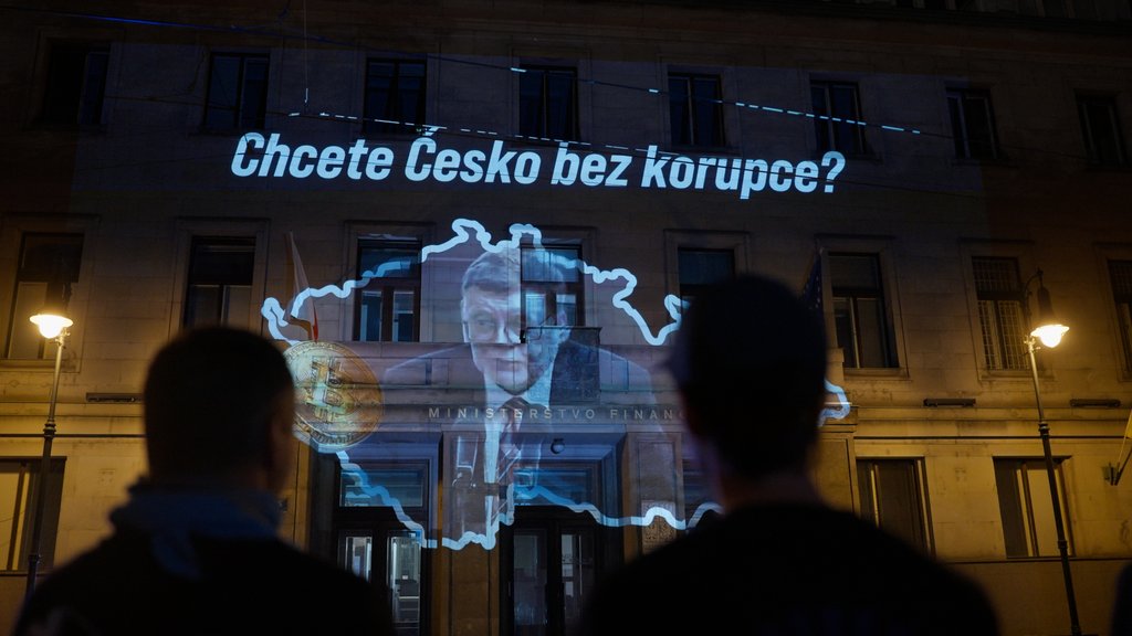 „Chceme republiku bez kauz!“ Piráti nasvítili Ministerstvo financí a vyzvali vládu ke zveřejnění bitcoinového auditu ještě před volbami