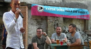 Ivan Bartoš podpořil Piráty v Písku na besedě s občany