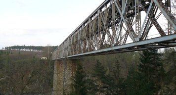 Piráti podporují zachování a opravu stávajícího železničního mostu přes Orlickou přehradu, jde o technickou památku, která by mohla být turistickým cílem